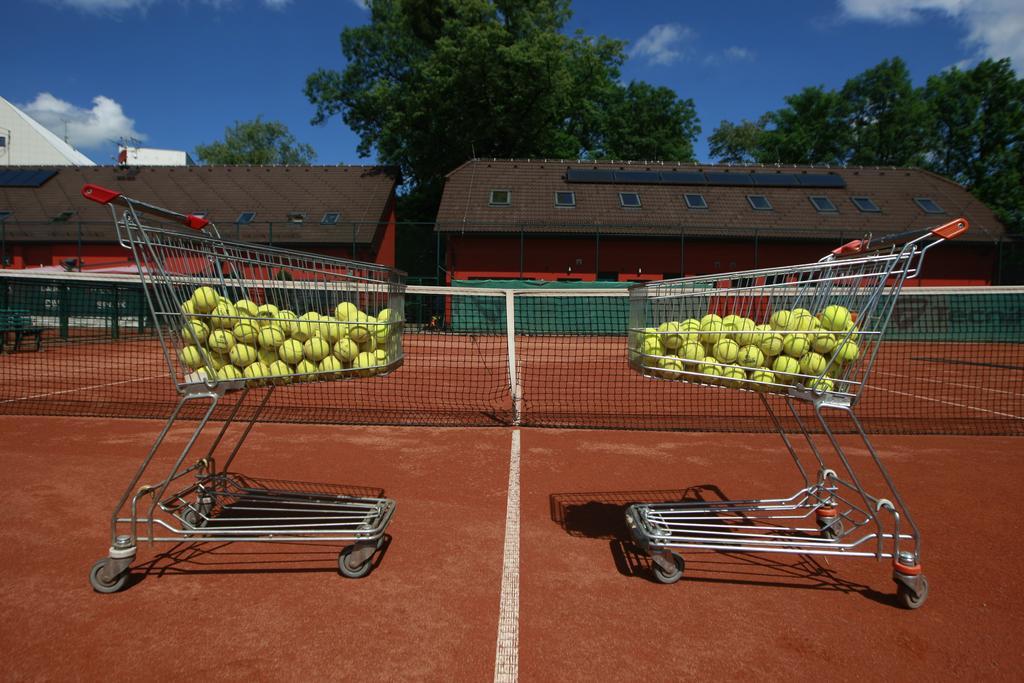 Penzion Prestige Tennis Park Frydek-Mistek Exterior photo
